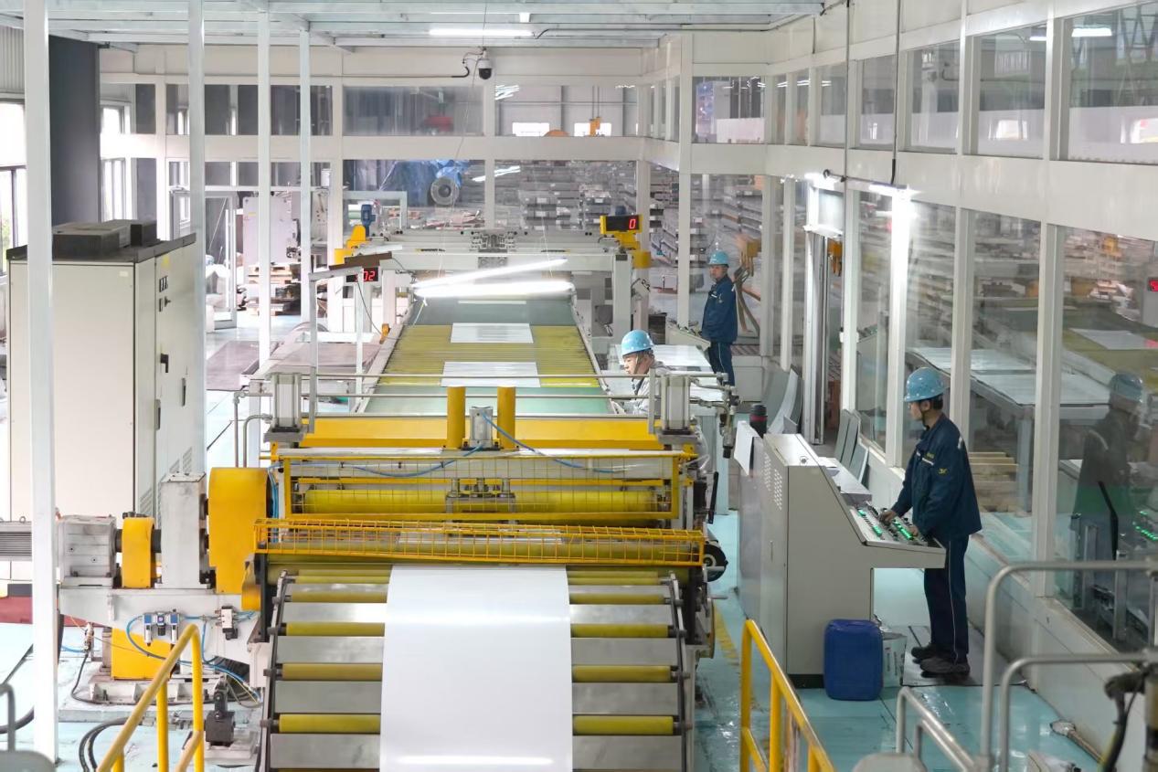 新金万利彩涂车间生产场景。陈亚洲摄