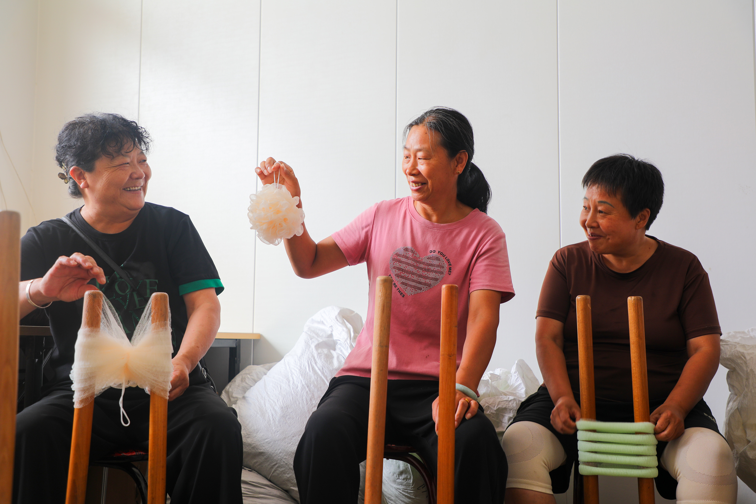 妇女们制作澡花球。王颖摄