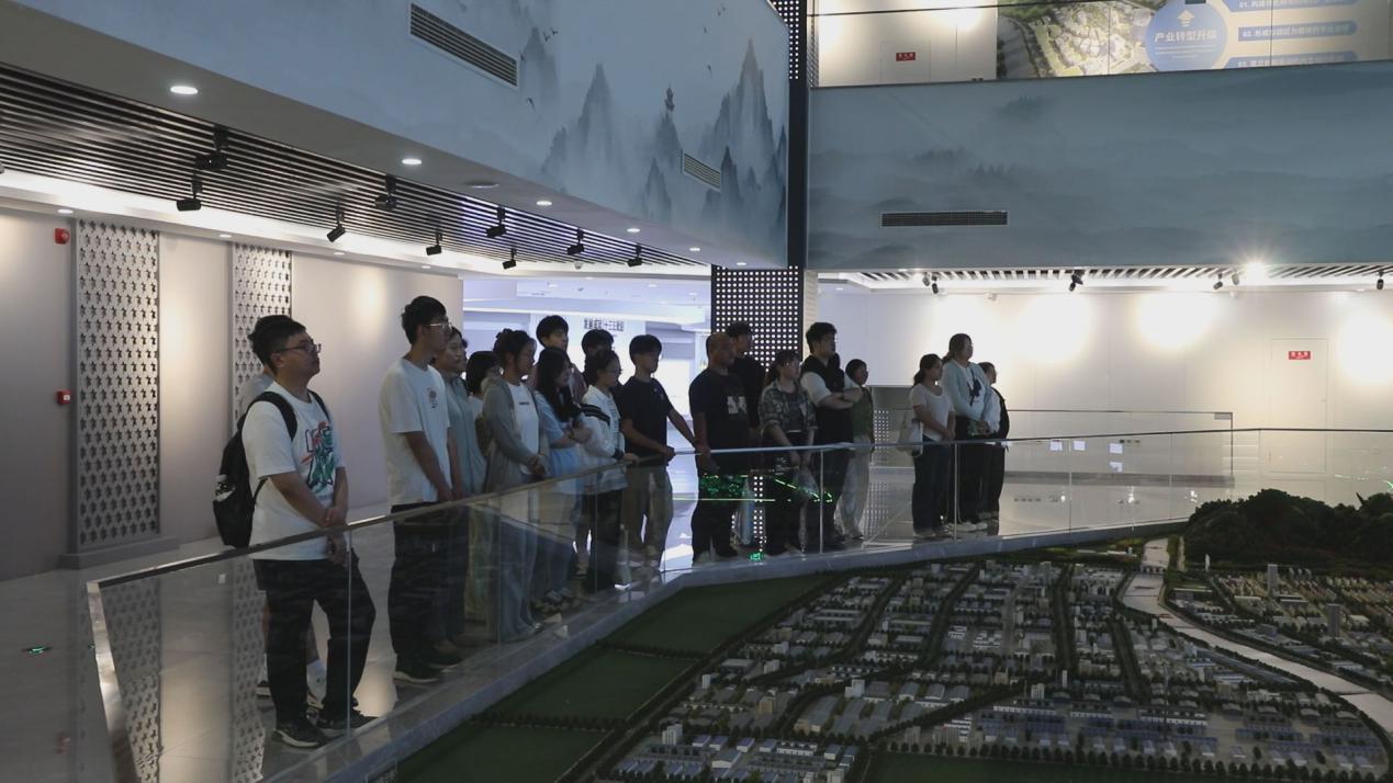 8月14日，易县2025届大学生农业职业经理人在易县规划展览馆参观。 付鑫源摄