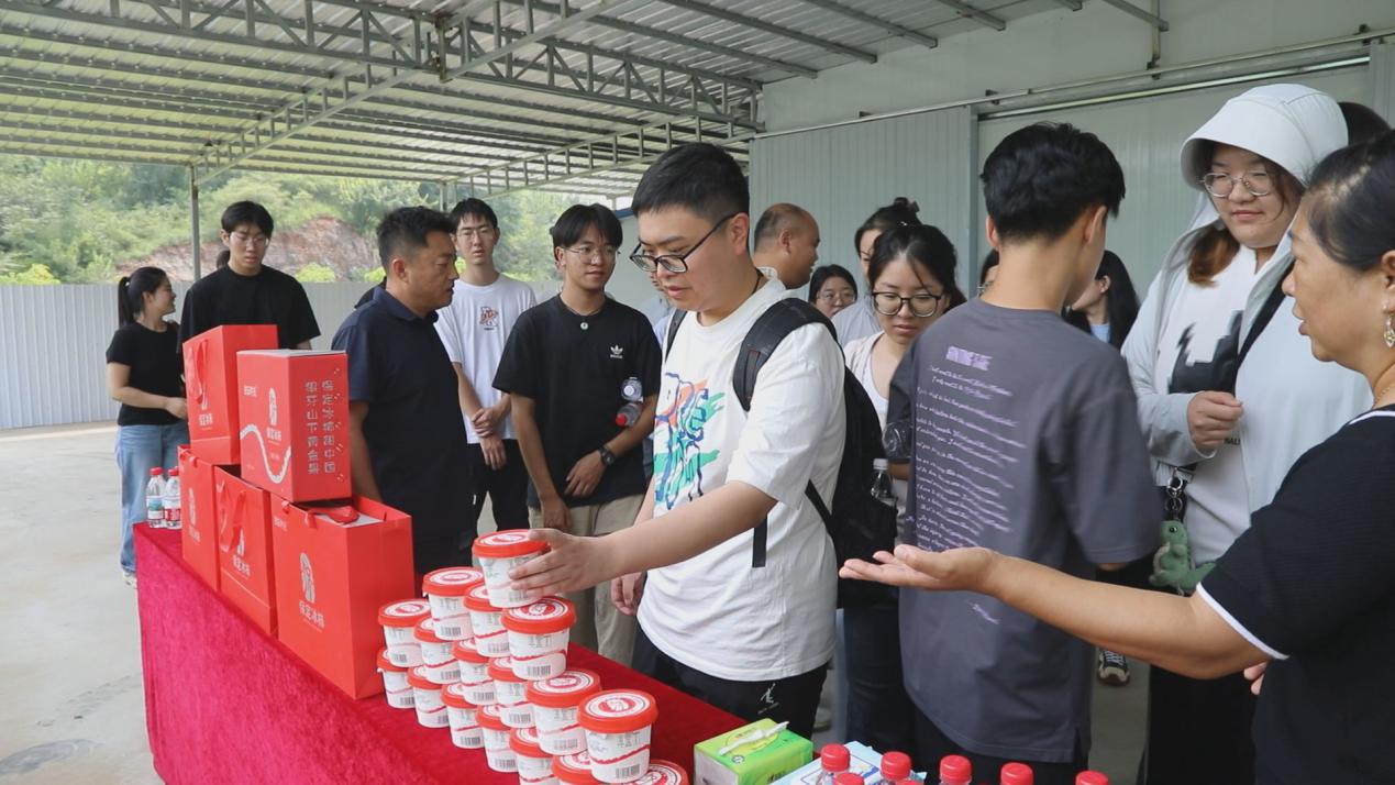 8月14日，易县2025届大学生农业职业经理人在保定沃隆农业了解“保定冰柿”。付鑫源摄