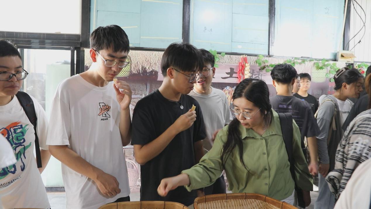 8月14日，易县2025届大学生农业职业经理人在粗粮坊品尝易县特色农产品。付鑫源摄