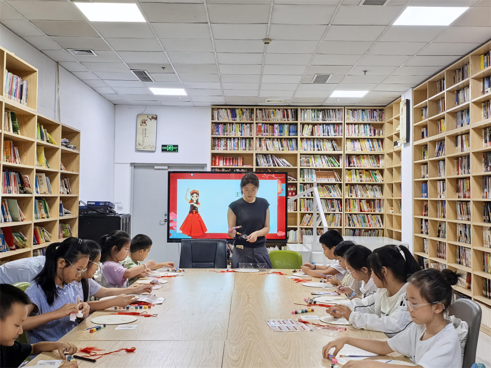 “红石榴”志愿者带领青少年开展民族团结手工DIY活动。刘若琳摄