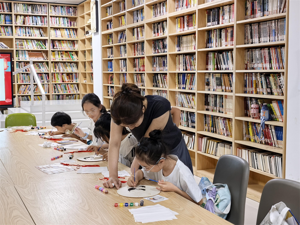 “红石榴”志愿者带领青少年开展民族团结手工DIY活动。刘若琳摄