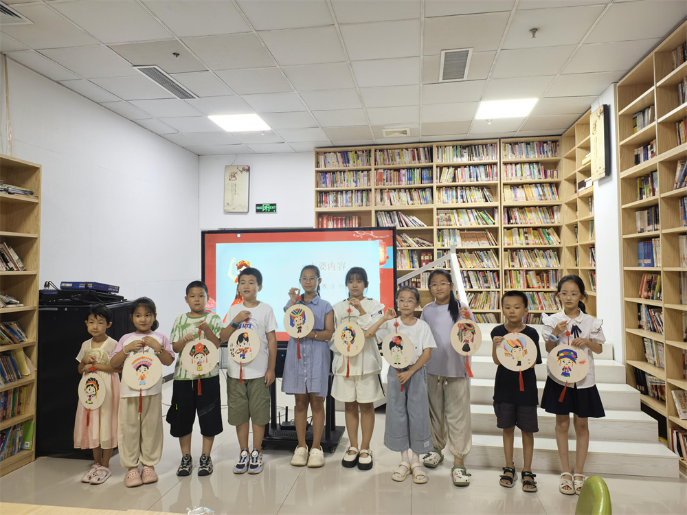 少年儿童展示民族团结手工DIY作品。刘若琳摄