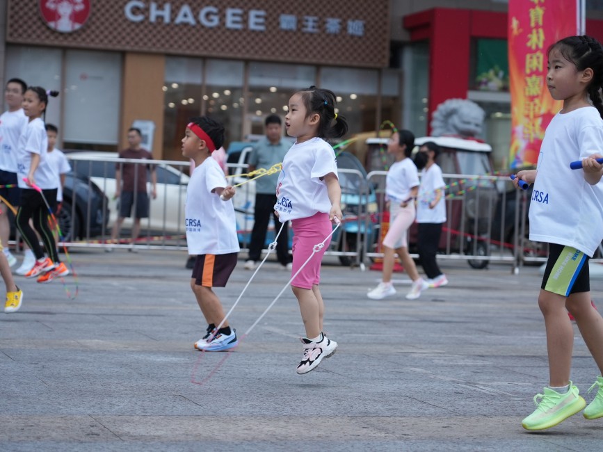 在青少年跳绳欢乐赛中,孩子们昂扬向上,展现精气神。刘一明摄