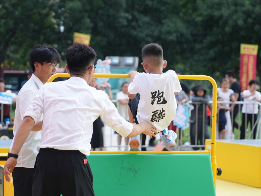 工作人员做好现场安全工作,确保赛事顺利进行。刘一明摄