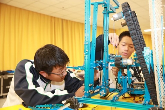 衡水中学机器人社团编程日常。赵岩摄