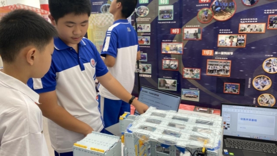 保定市莲池区第一实验中学学生讲解太空生态舱的设计理念。李欣晔摄