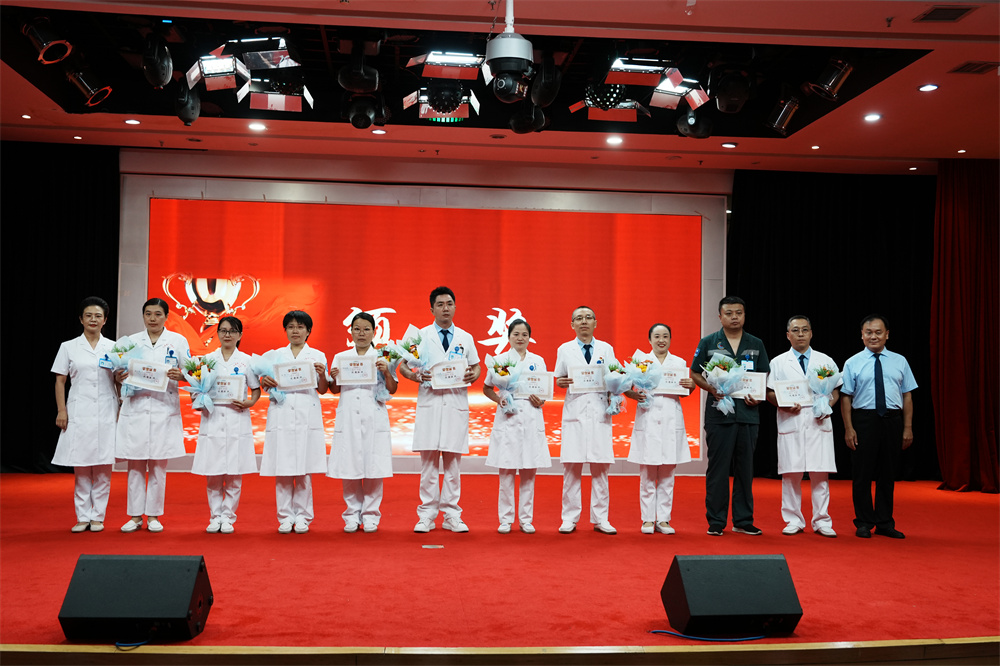 8月18日，遷安市人民醫院對優秀醫師代表進行表彰。張澤慧攝