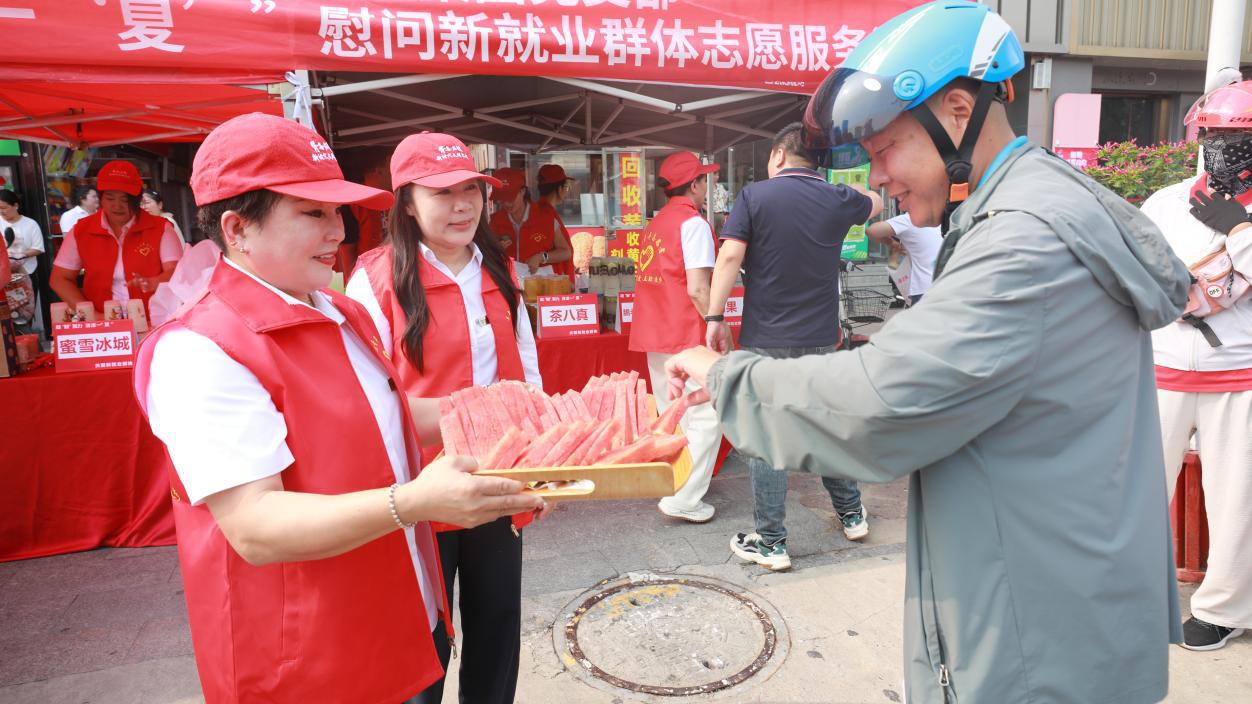 胥各庄镇志愿者为外卖员赠送解暑西瓜。张良摄