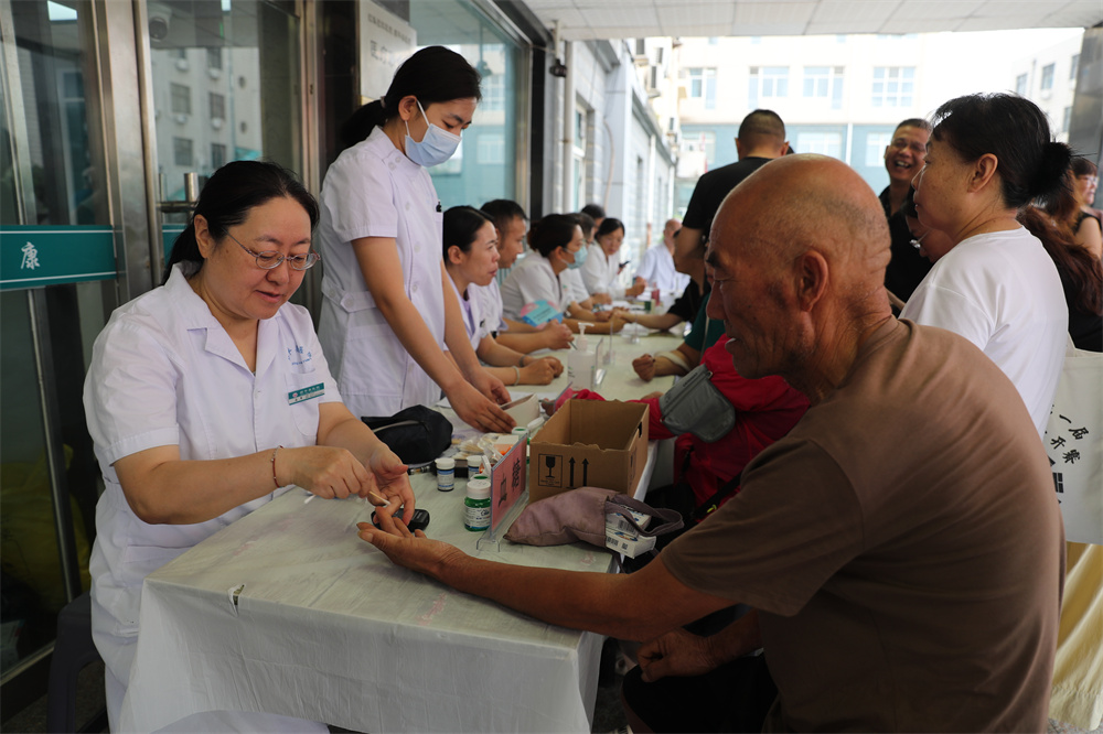 义诊活动现场，医务人员为群众免费测量血糖。赵端摄