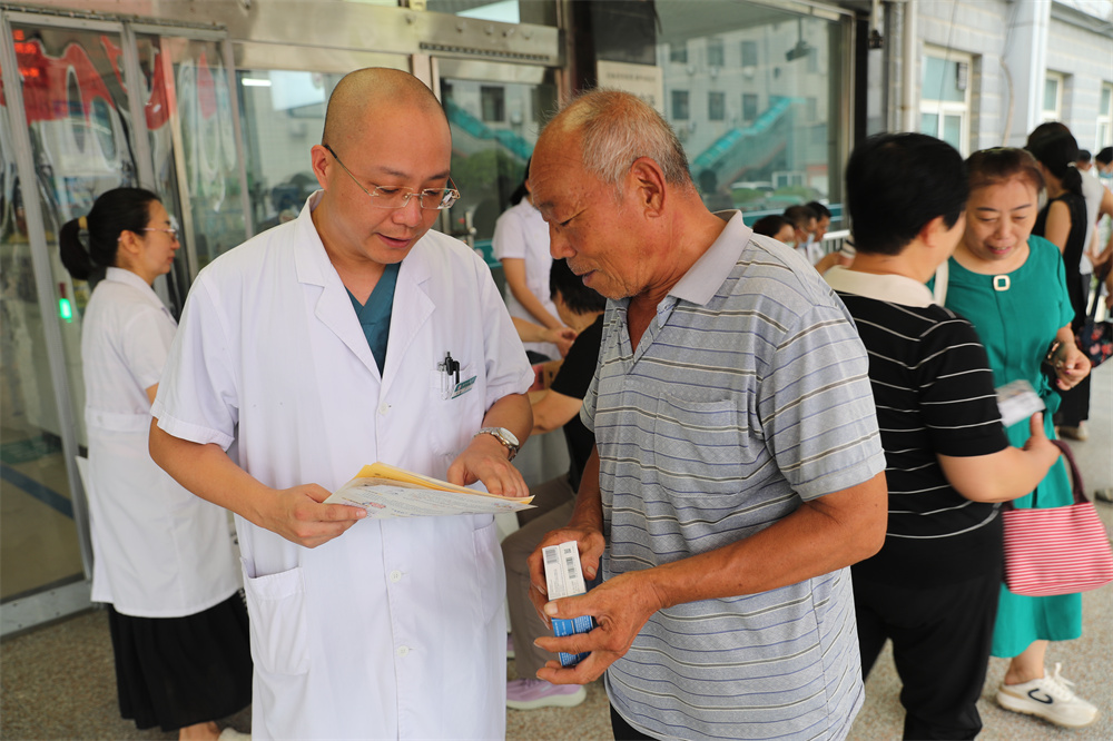 医务人员向群众介绍120急救分站制度。赵端摄