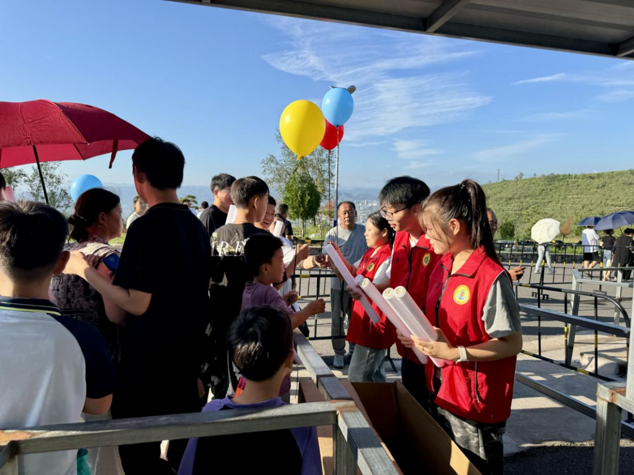 涉县河南店镇志愿者在五指山景区服务游客。樊耀泽摄
