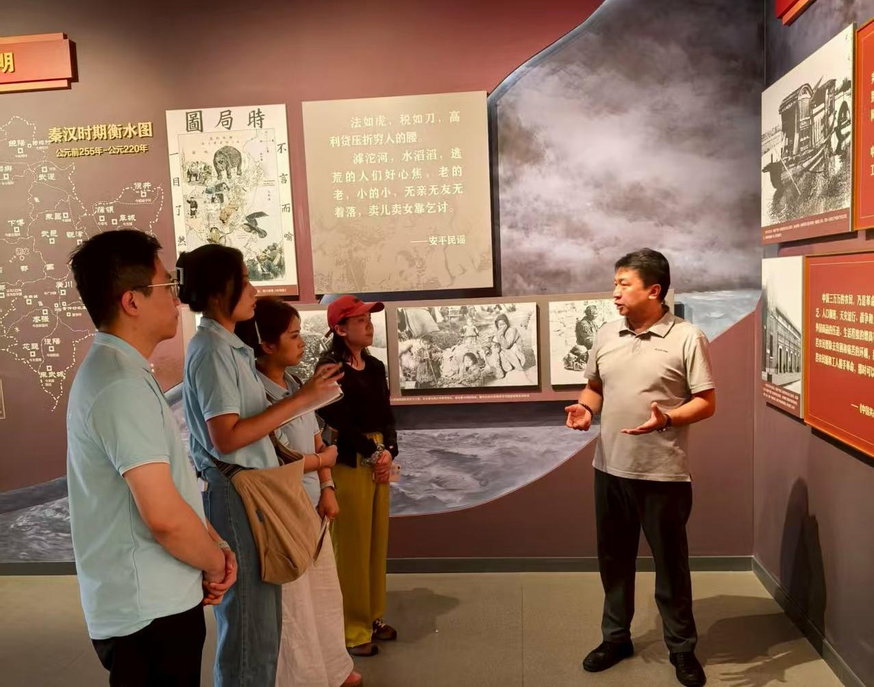 带队老师向团队师生讲解我国第一个农村党支部的成立背景、建立过程、代表人物、发展进程和深远影响。