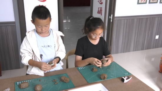小学员们动手制作泥塑。温俊杰摄