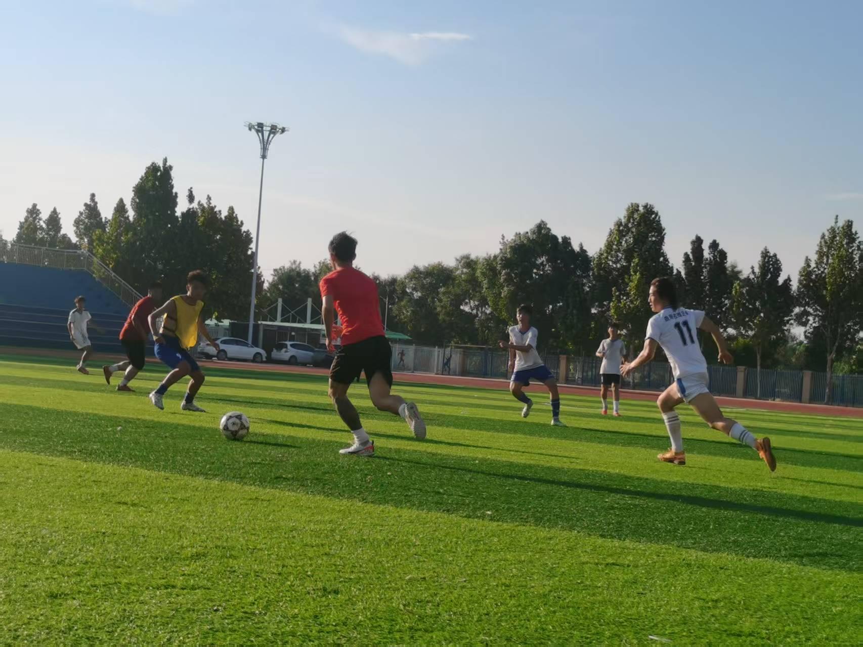 大学生足球小将与即将参加市U18比赛的队员进行教学赛。马海红摄