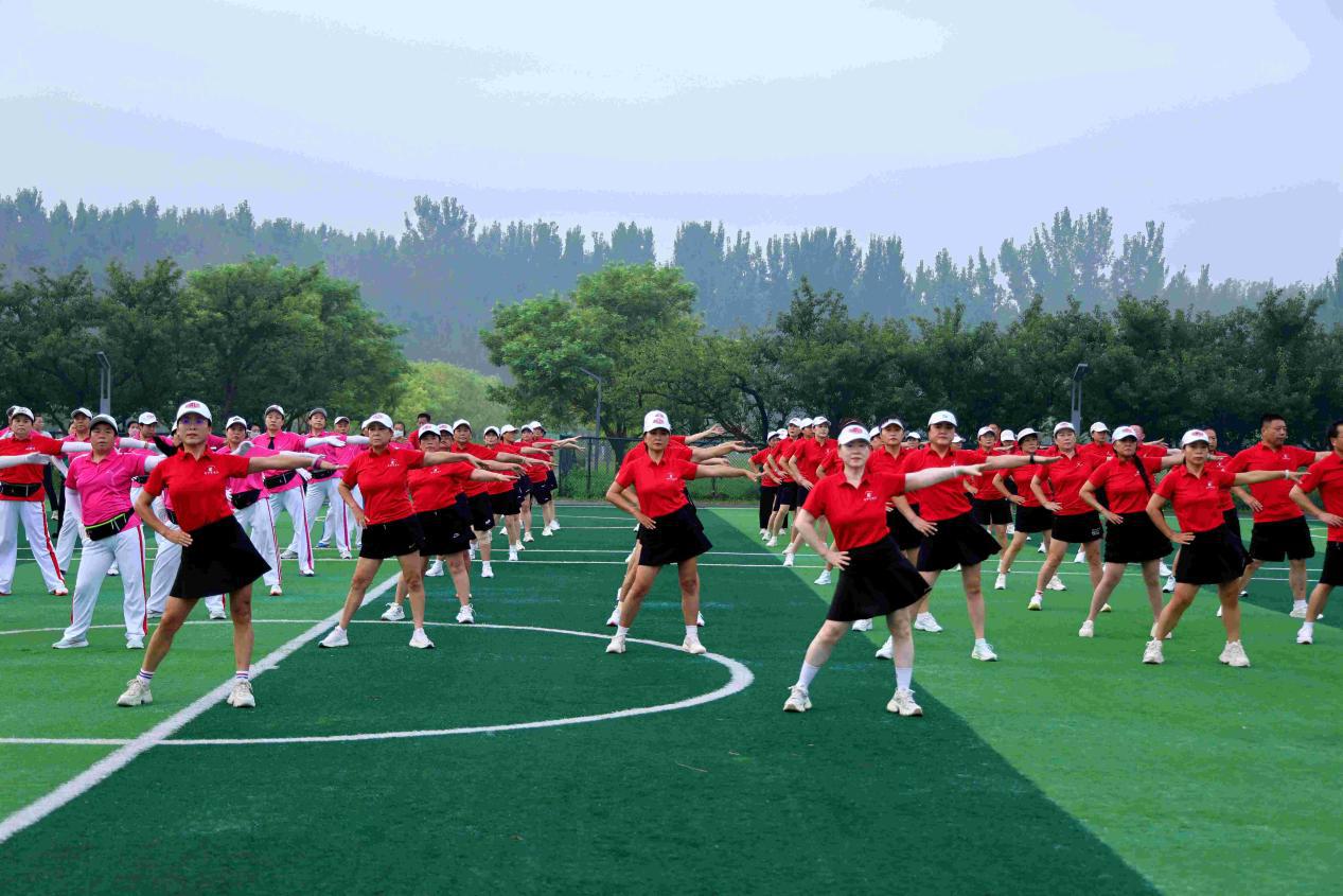 市民在大运河周边公园跳广场舞。田志锋摄