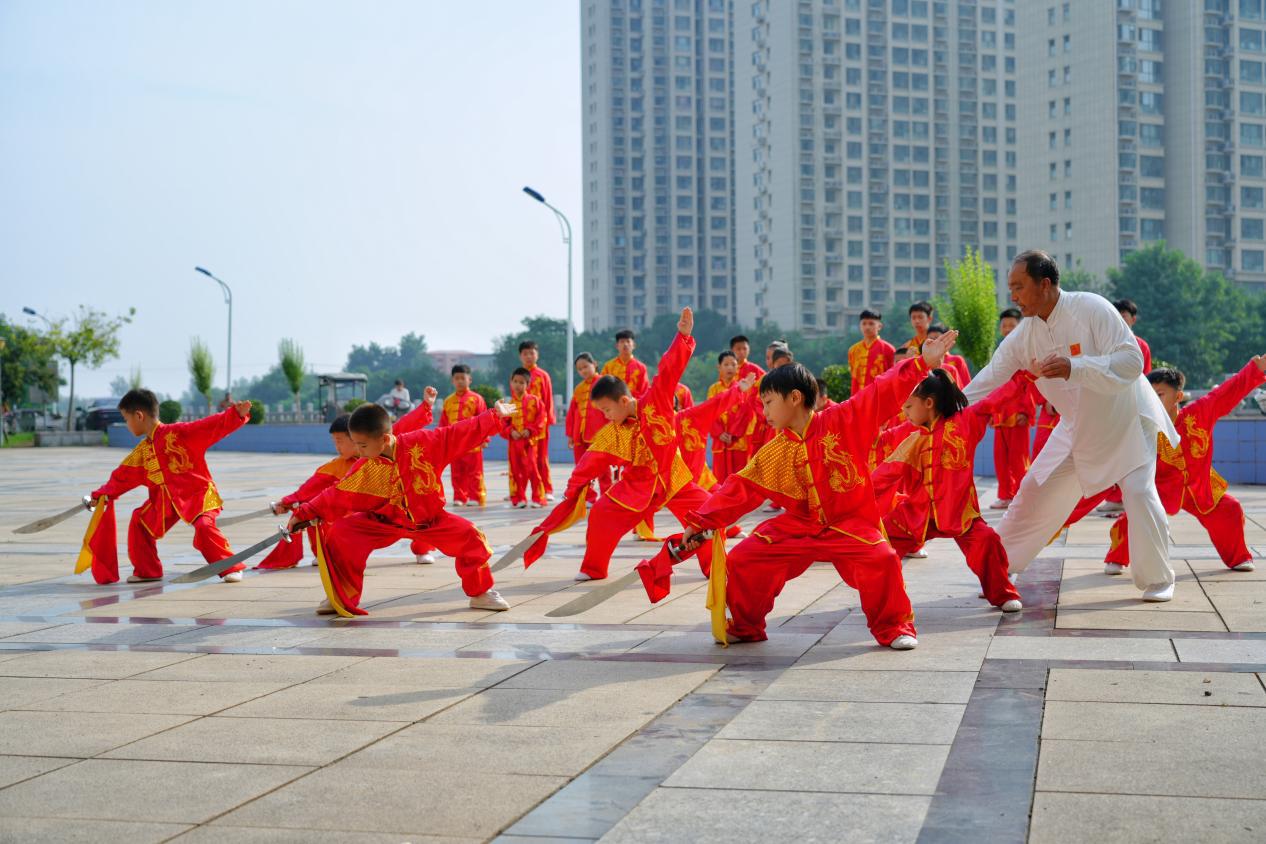 孩子们在国家级非遗传承人指导下习练六合拳。徐军摄