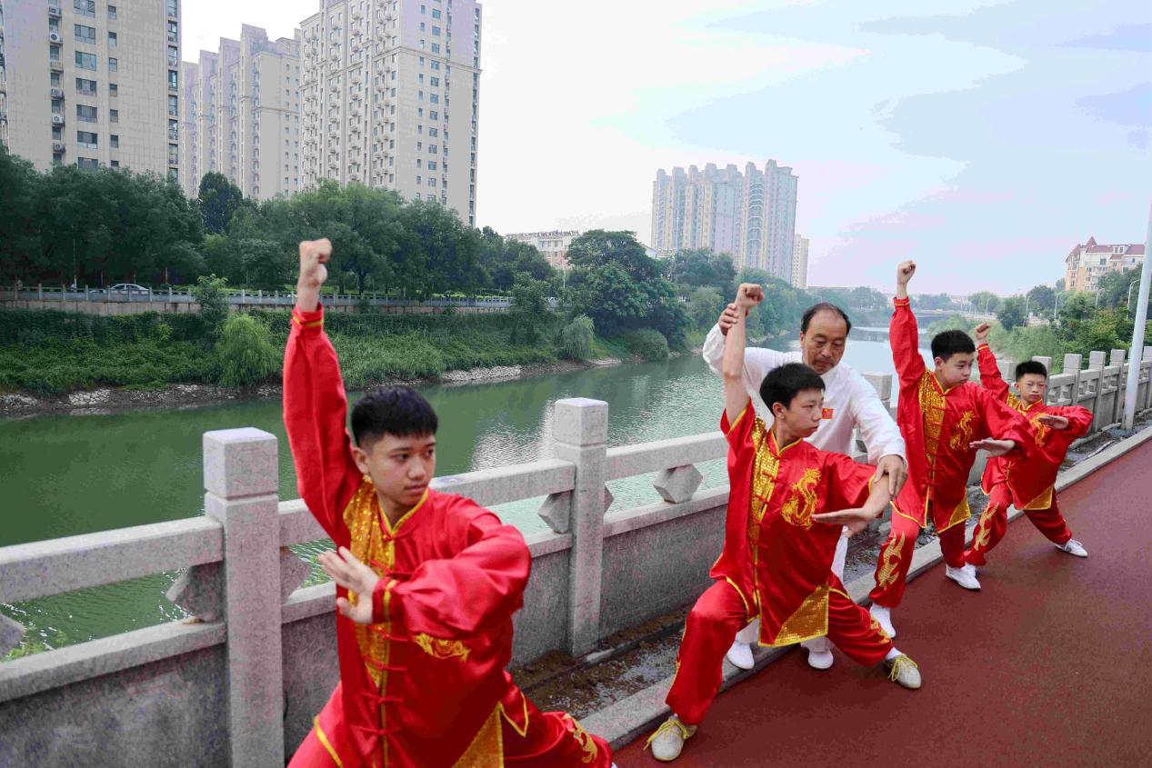 孩子们在运河岸边练习六合拳动作。田志锋摄