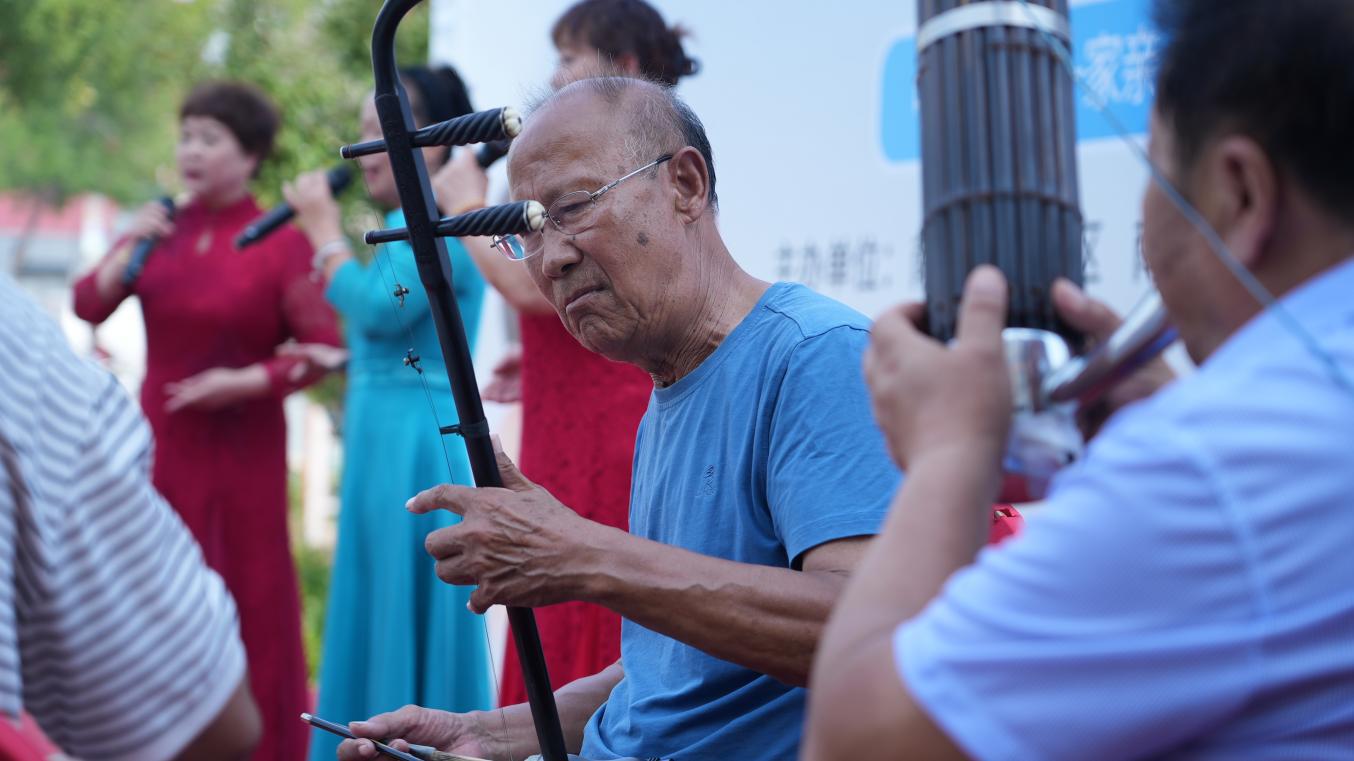 文艺志愿者尽显才华,倾情献艺。刘一明摄