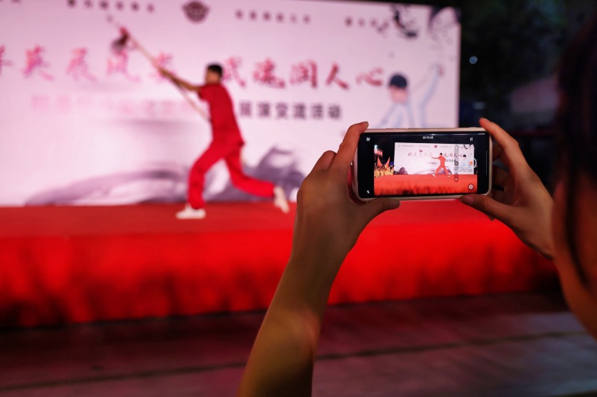 现场观众记录精彩的武术表演。杨洋摄