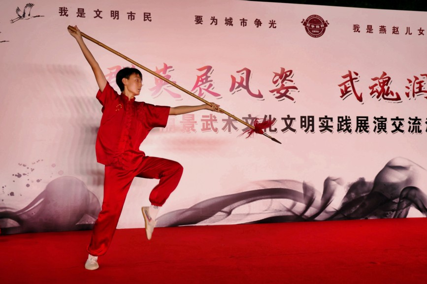 武术爱好者带来传统兵器表演。杨洋摄