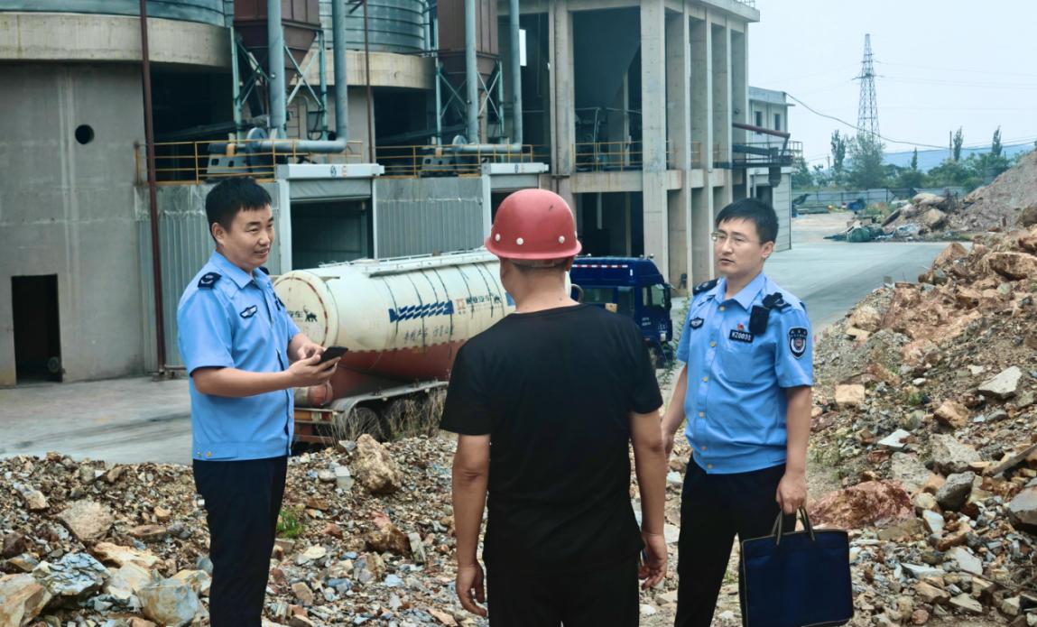 武安市综合行政执法局工作人员深入基层执法场景。刘变琴摄