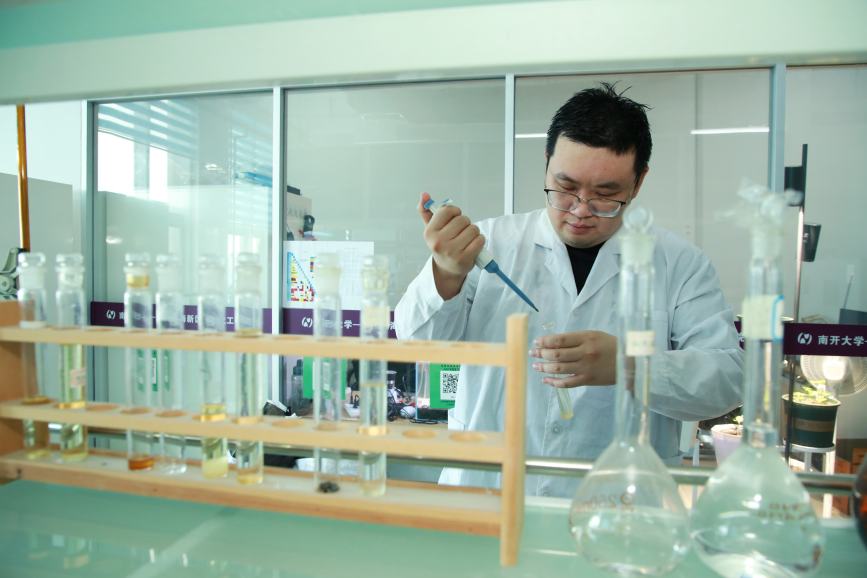近日，在南开大学绿色化工研究院内，科研人员正在做实验。殷实摄