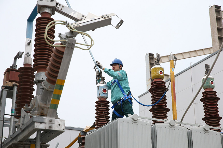 8月27日，主變檢修人員正在拆除主變中零套管引線。康偉攝