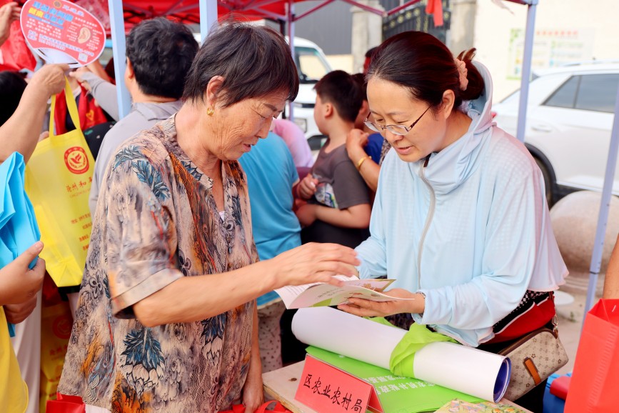 工作人员为群众科普农业知识。杨洋摄