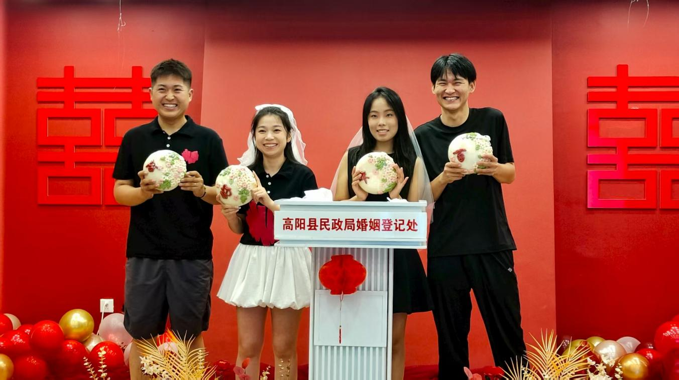 两对新人合影。张晓宁摄