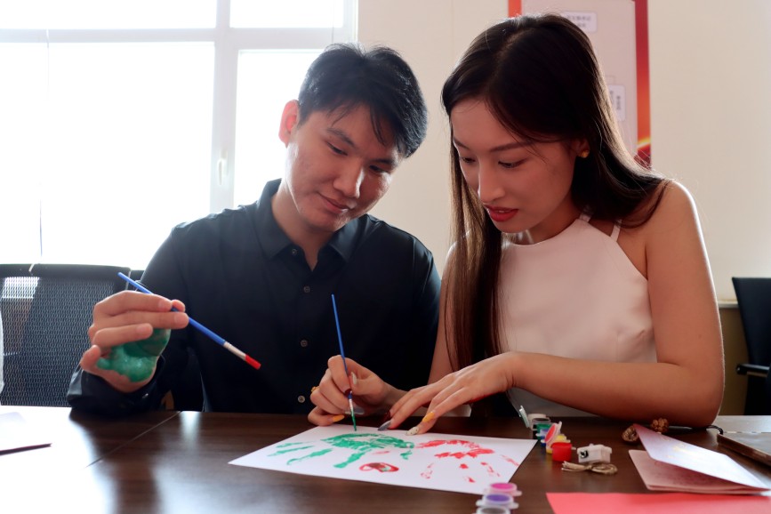 新人共同DIY制作手印相框，留下幸福记忆。李谦摄