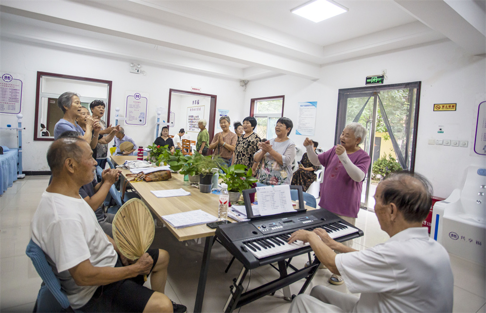 8月29日，河北省邯郸市复兴区百家村街道六二社区北岗院，社区居民在大合唱排练。聂长青摄