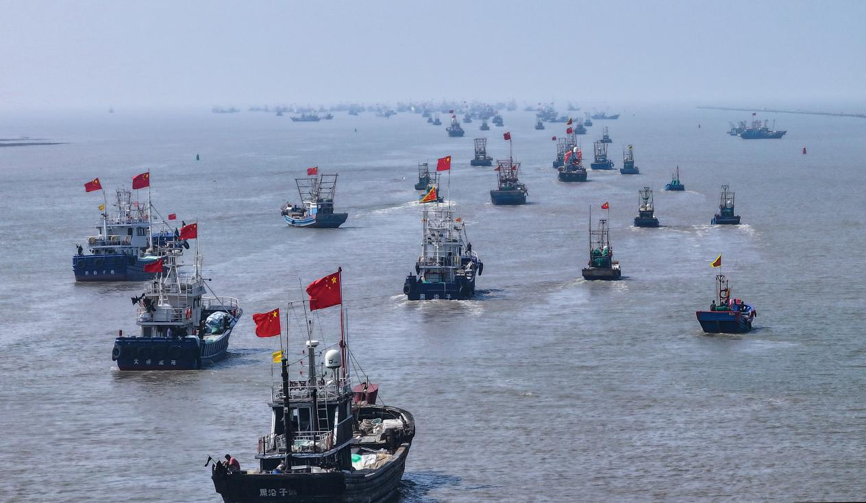 黑沿子渔船鸣笛启航，扬帆出海。崔光摄