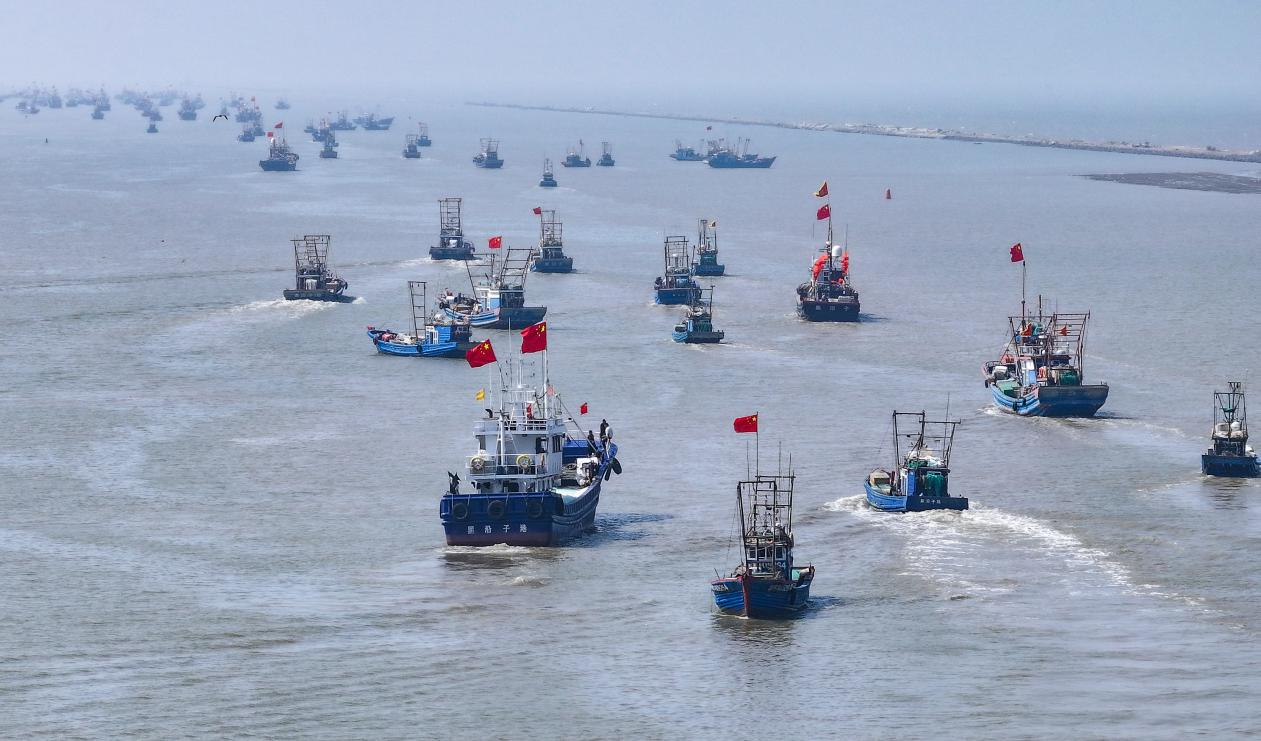 黑沿子渔船鸣笛启航，扬帆出海。崔光摄