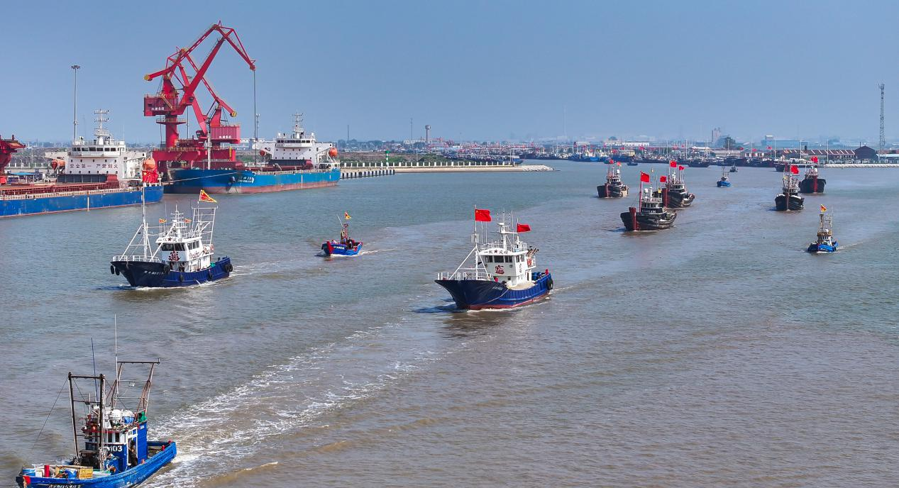 黑沿子渔船鸣笛启航，扬帆出海。崔光摄