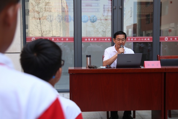 邯郸市“学习强国”思政宣讲团成员佘斌义在为学生授课。郭江鹏摄