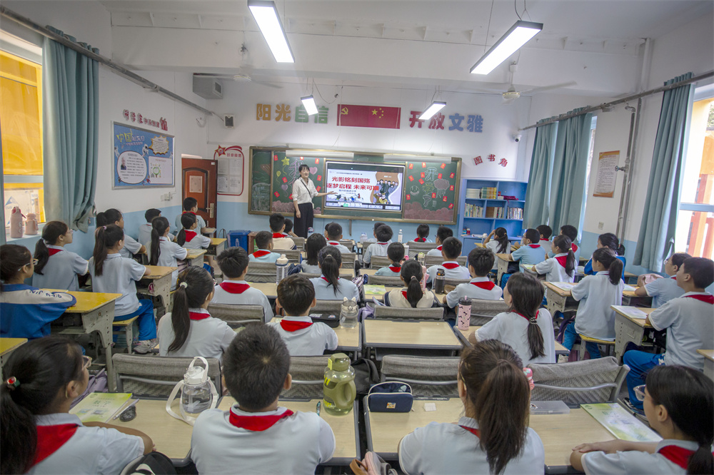 9月1日,河北省邯郸市复兴区前进小学的孩子们正在上“开学第一课”。聂长青摄