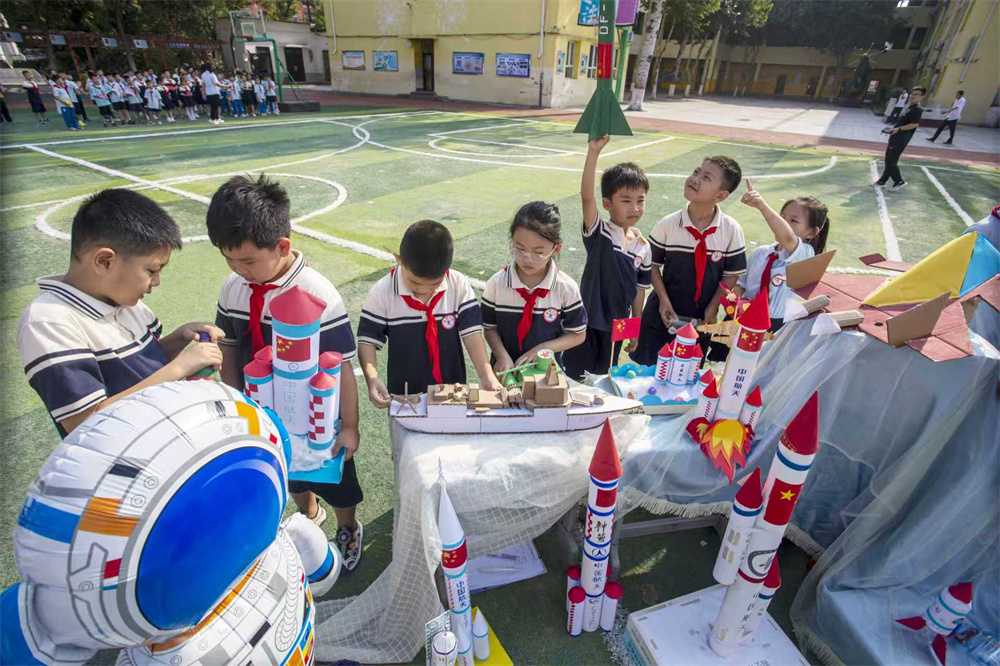 9月1日,河北省邯郸市复兴区前进小学的孩子们展示自己暑假期间的“科技成果”。聂长青摄