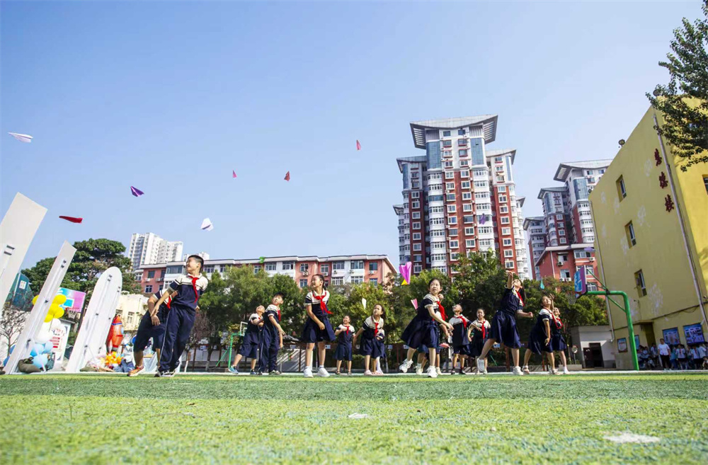 9月1日,河北省邯郸市复兴区前进小学的孩子们放飞纸飞机。聂长青摄