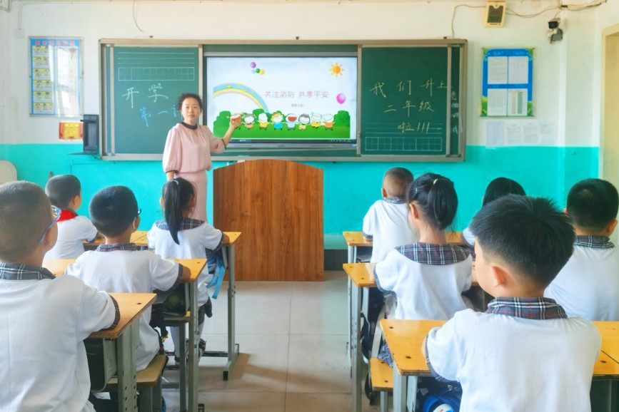 孟村育才小学组织“开学第一课”主题班会。刘伟伟摄