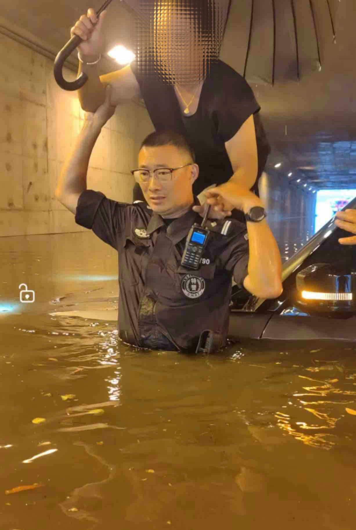2024年8月9日，雷霆于暴雨积水路段救助受困群众