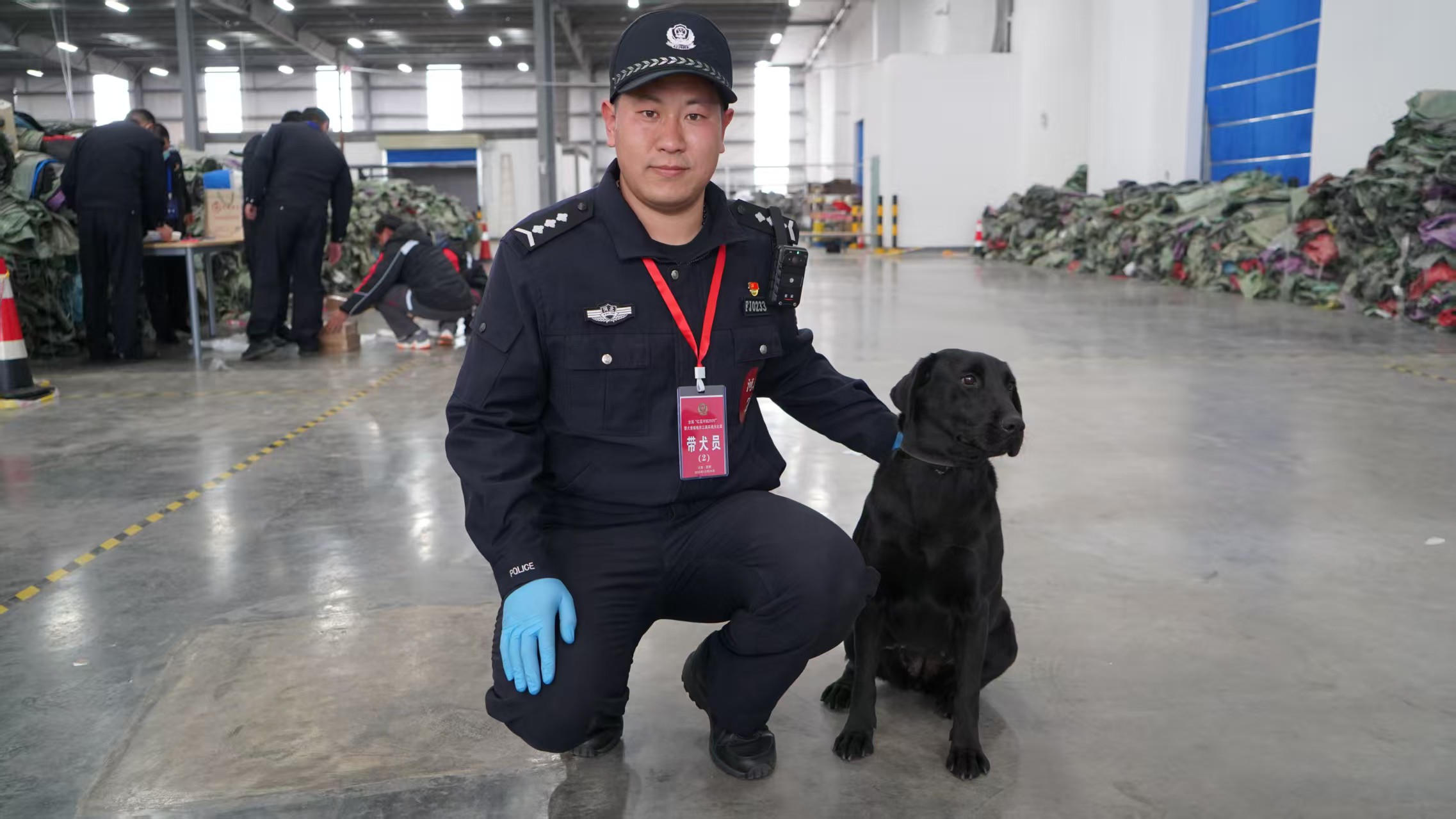 王铜刚与警犬合影 拍摄者：任丘市公安局顾硕  