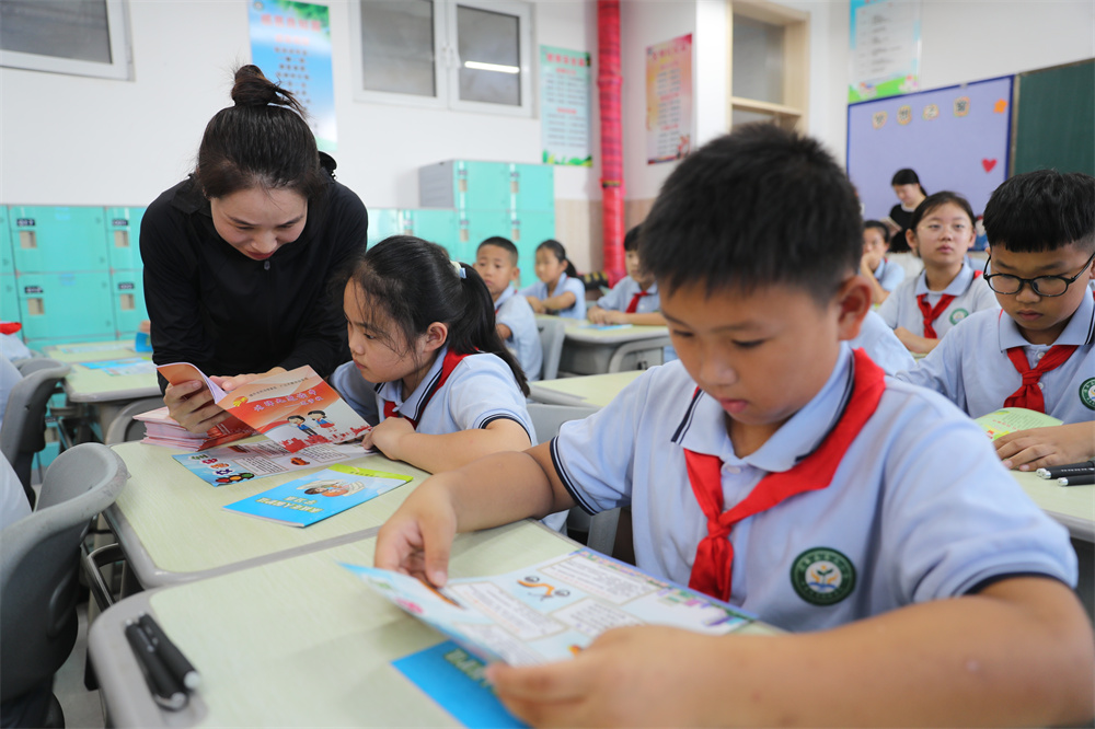 学生正在学习未成年人保护法相关知识。赵端摄