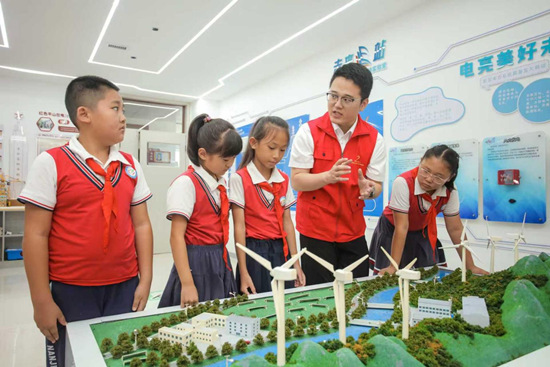 9月1日，國網平山縣供電公司青年志願者在平山鎮南賈壁村完全小學“未來E站”校園科技實驗室開展“開學第一課”活動。霍曉娟攝
