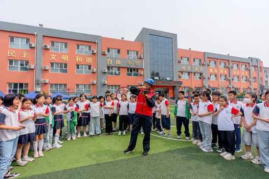 9月1日，國網辛集市供電公司智慧電力科普基地工作人員走進辛集鎮第六小學為師生展示電力巡檢無人機。張明曉攝