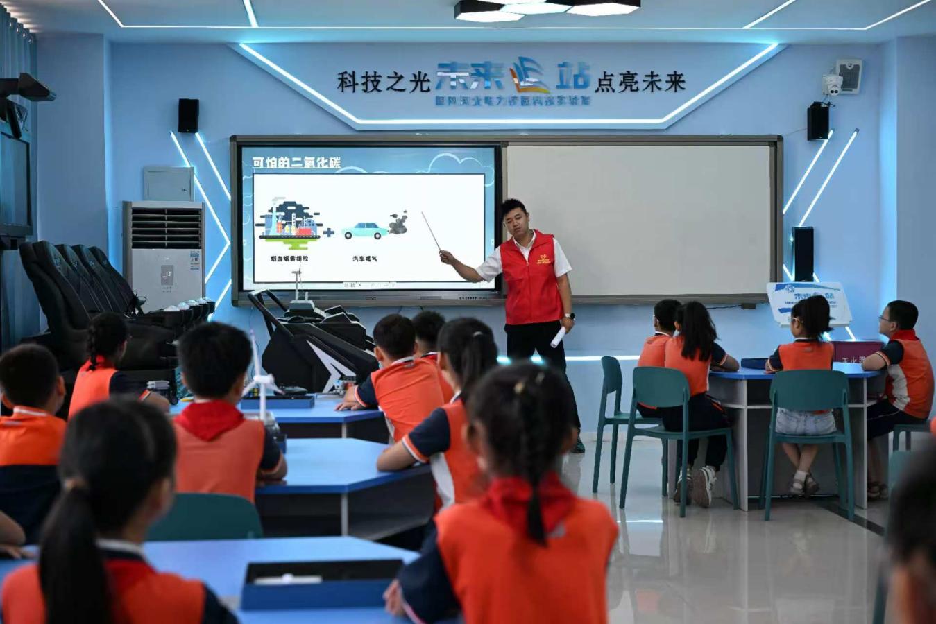 9月1日，国网沧州供电公司青年志愿者走进黄骅市天健湖小学开展“开学第一课”公益课堂活动。王浩然摄