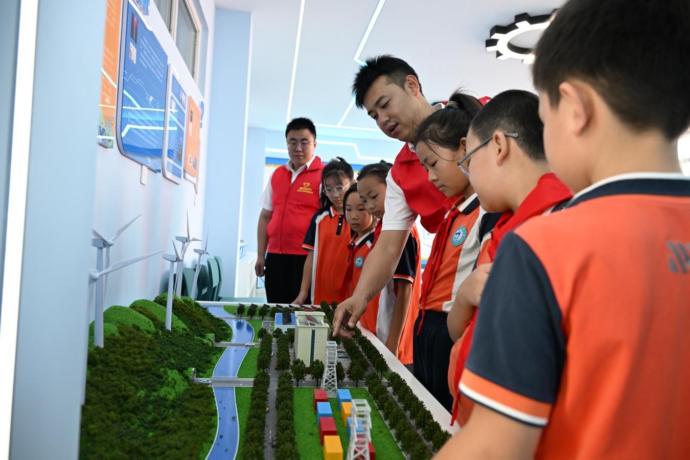 青年志愿者使用新能源发电模型沙盘为同学们科普电力知识。王浩然摄