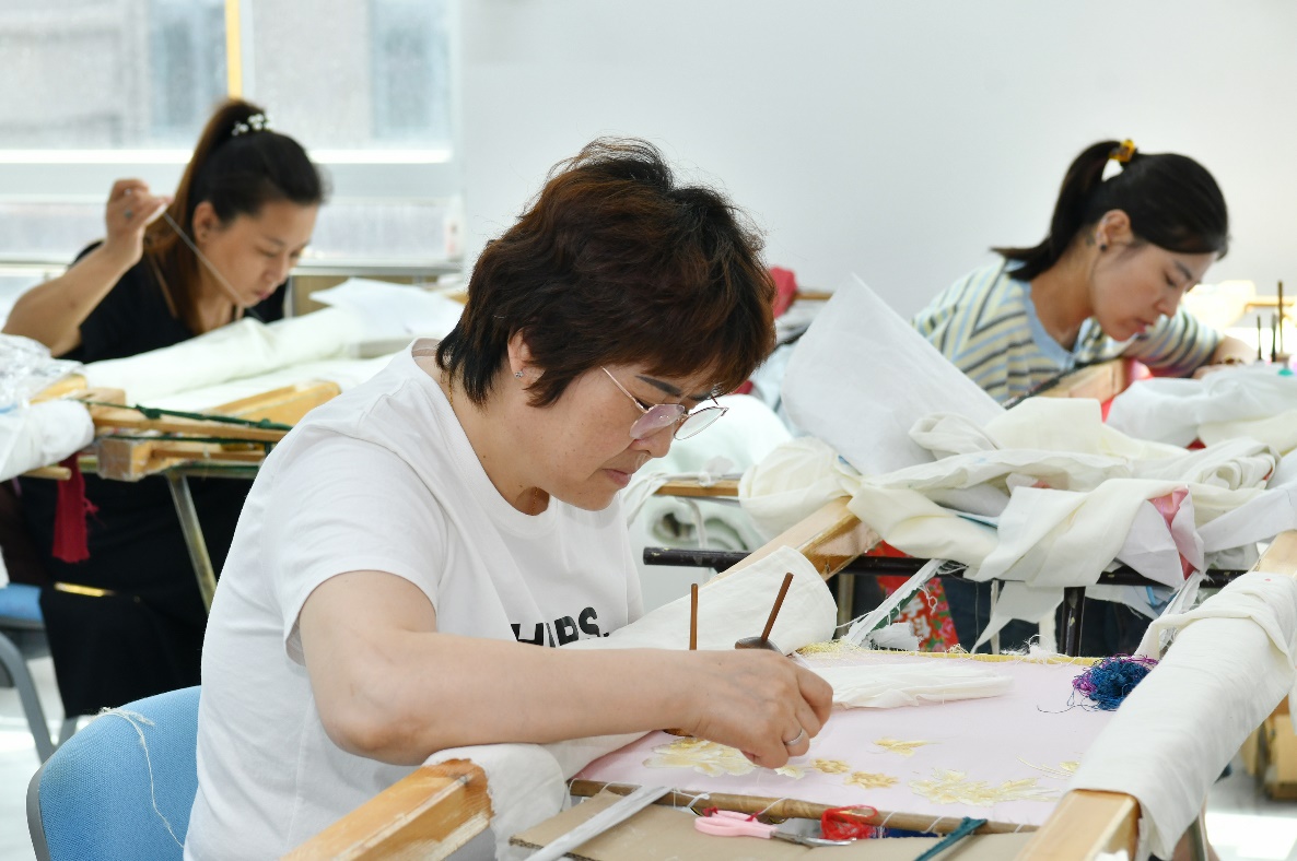 8月29日，绣娘在位于肃宁县的丽绣坊工艺品有限公司打样车间工作。苑立伟摄