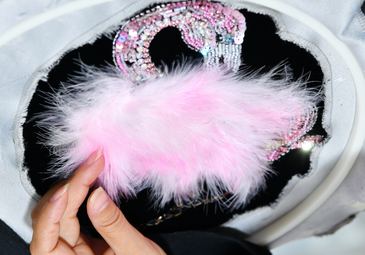 8月29日，绣娘在位于肃宁县的丽绣坊工艺品有限公司打样车间工作。苑立伟摄